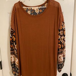 NWOT: Patterned Sleeve shirt